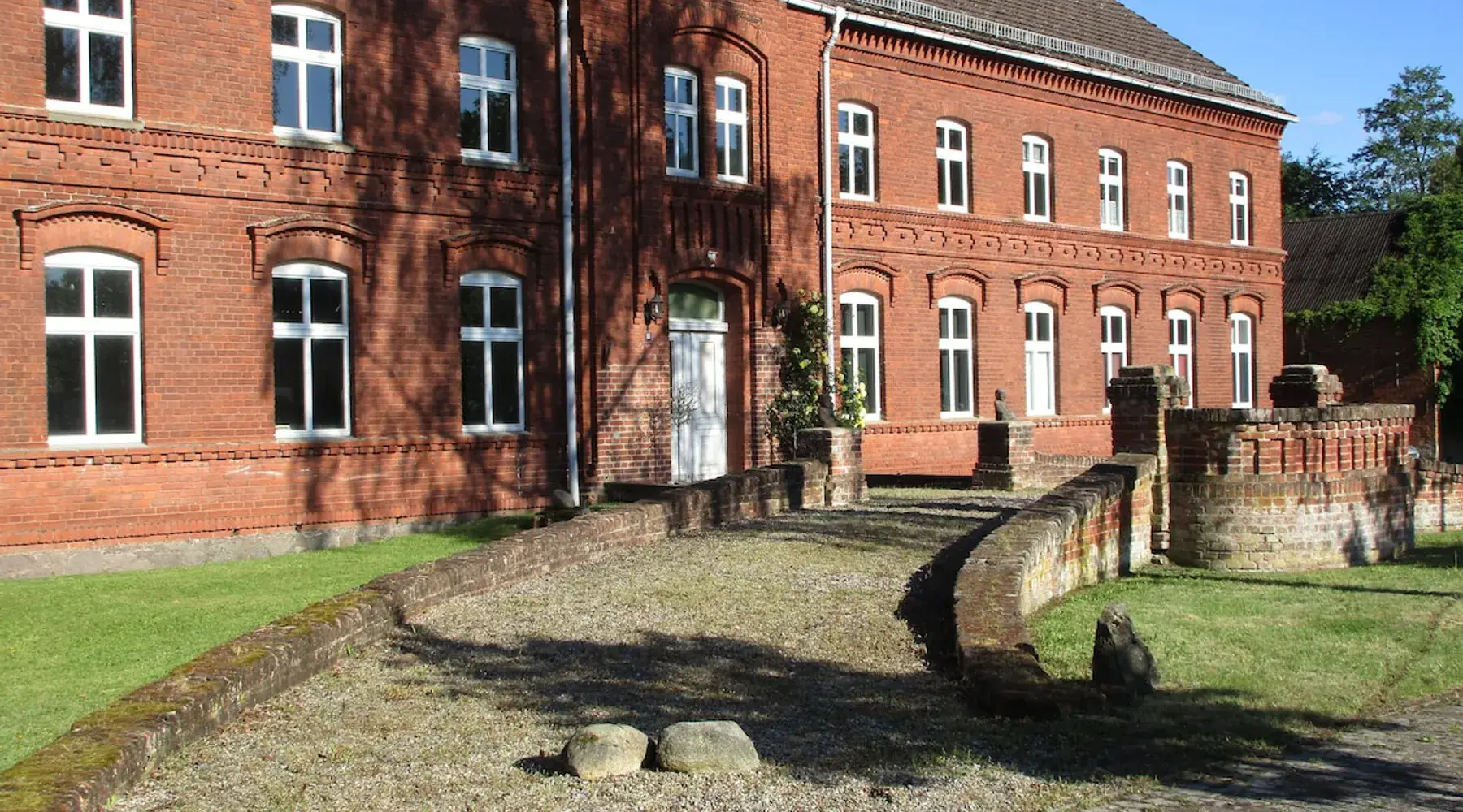 Der Dachs in Garz — Ansicht des Hofgebäudes